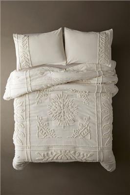 Jackie Tufted Comforter | Urban Outfitters