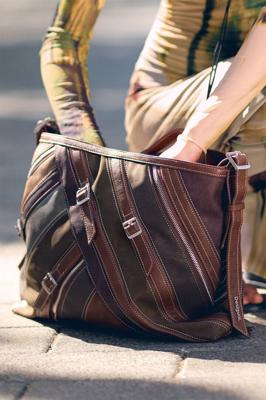 Medium shoulder bag with stitching Womens I Desigual.com