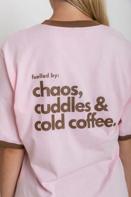 THE MUM LIFE TEE - FUELLED BY CHAOS, CUDDLES & COLD COFFEE – Kiss Active