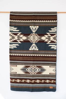 Maskuy Blanket - Heartprint Threads