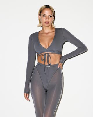 NikeSKIMS Weightless Layers Womens Long-Sleeve Wrap Top. Nike.com