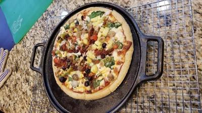 Amazon.com: Lodge BOLD 14 Inch Seasoned Cast Iron Pizza Pan, Design-Forward Cookware: Pizza Stone: Home & Kitchen